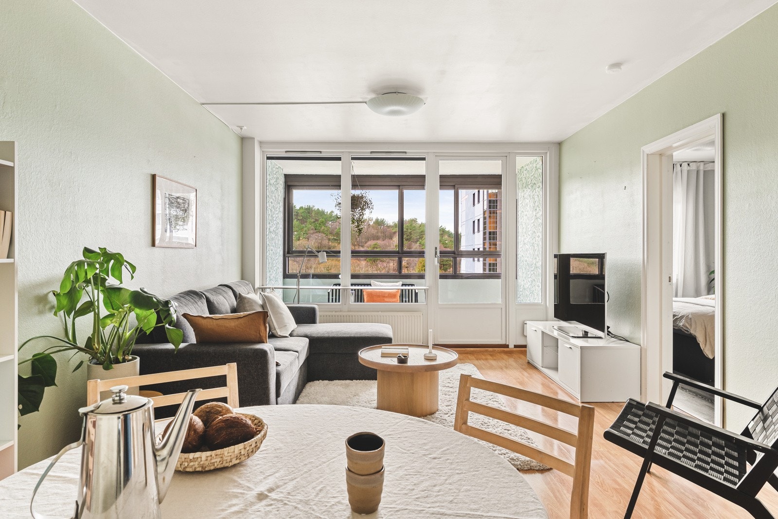 Vi beveger oss videre inn til stuen, som ligger vegg i vegg med kjøkkenet. Galleribilde