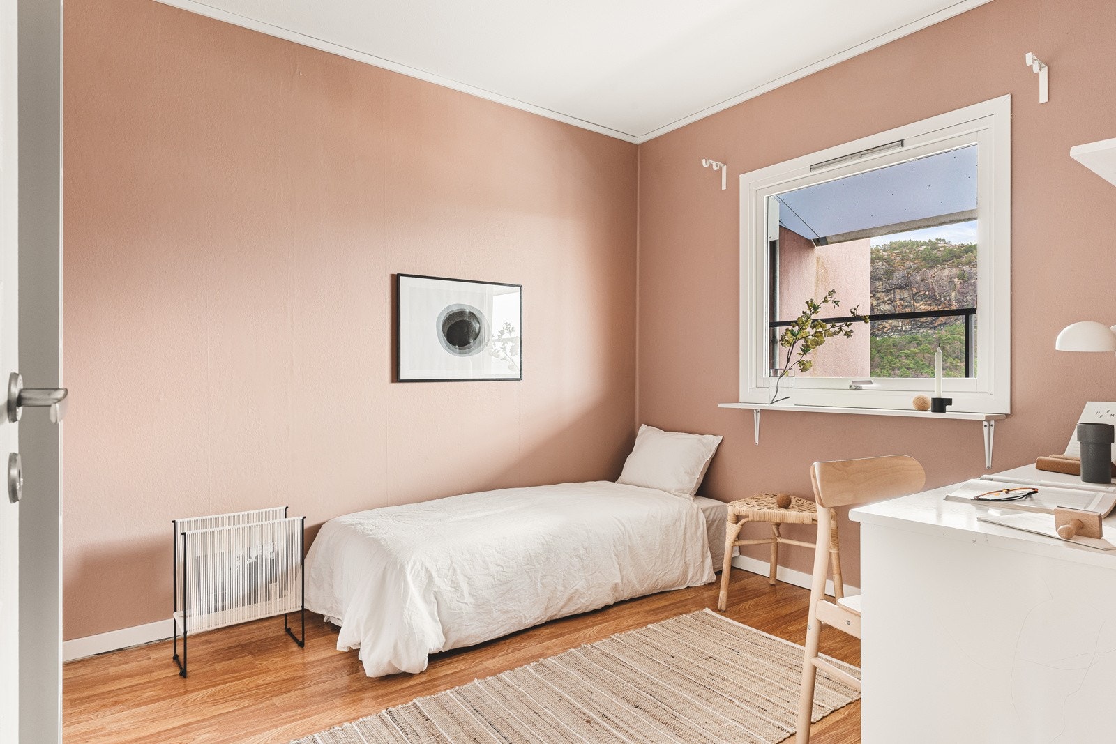 Soverom 2 har tilkomst fra gangen og måler 8,7 kvm. Galleribilde