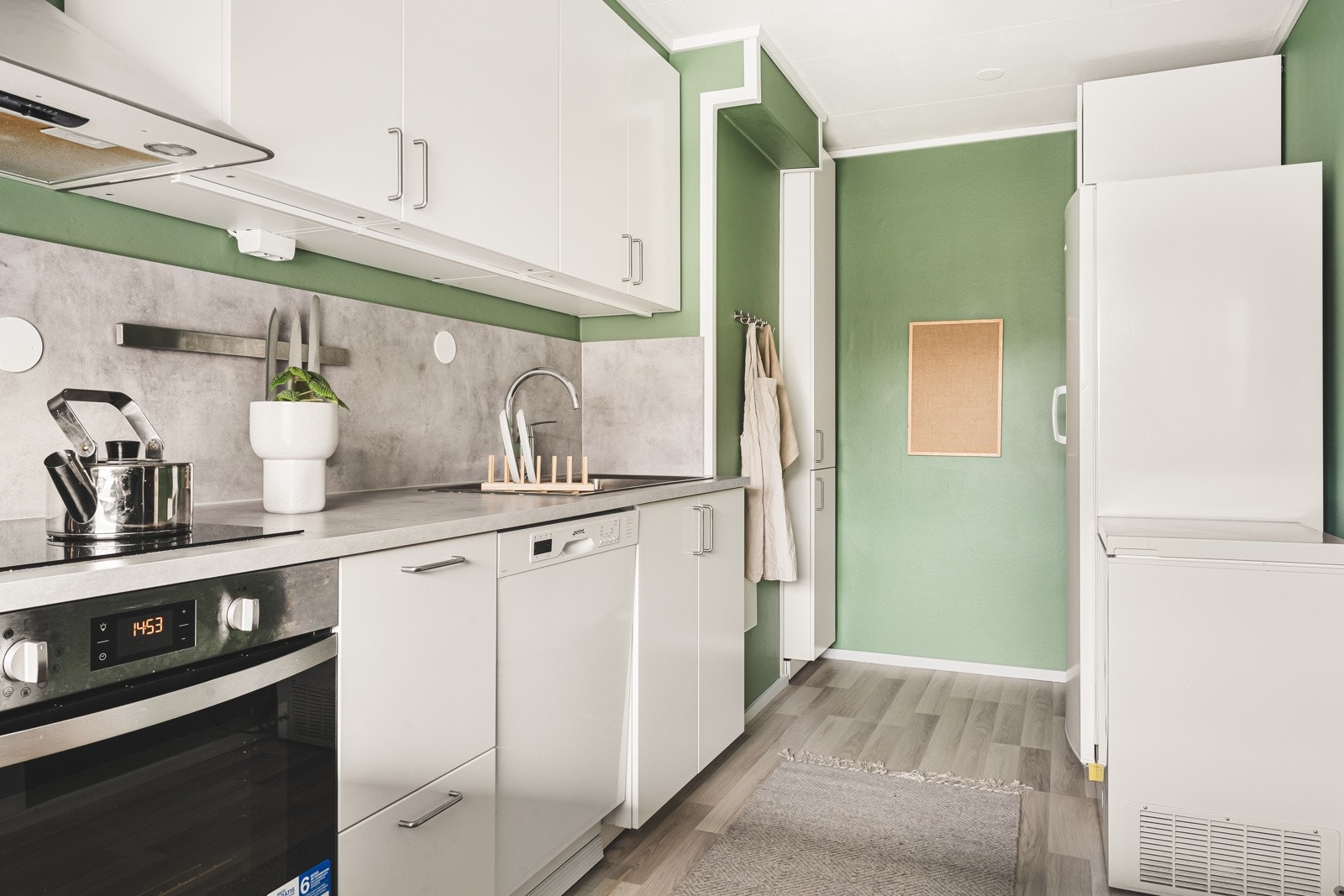 Det er integrert stekeovn og platetopp, samt plass/opplegg for oppvaskmaskin, fyser og kjøleskap. Galleribilde