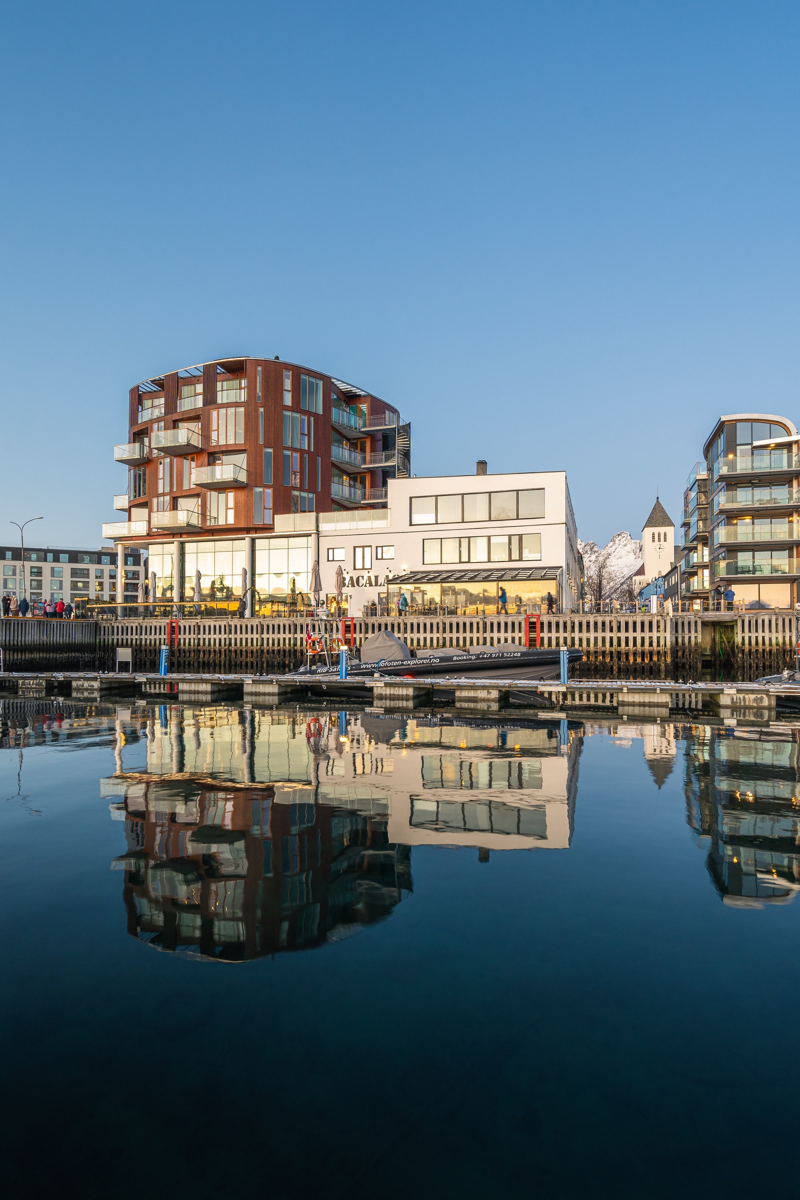 Suiten er beliggende helt nede ved vannkanten på Svolvær torg Galleribilde