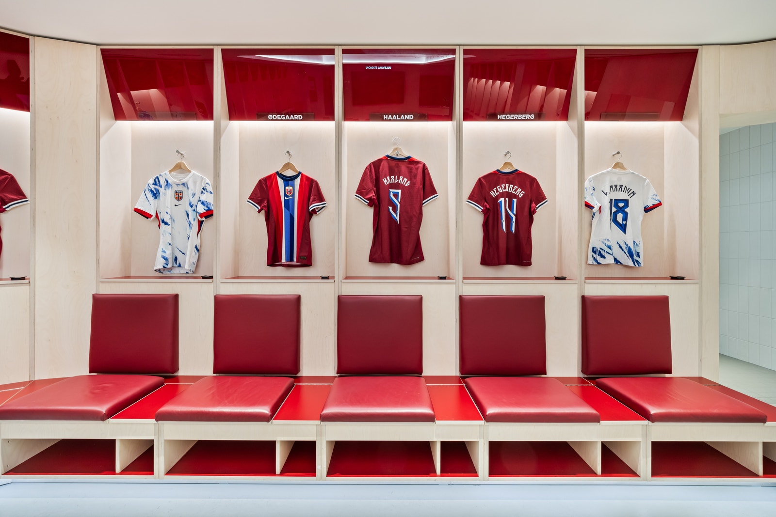 Det er mulig for ny leietaker å bli med i "Klubb Ullevaal" som gir tilgang til "vip" billetter & enkel servering til landskampene. Galleribilde