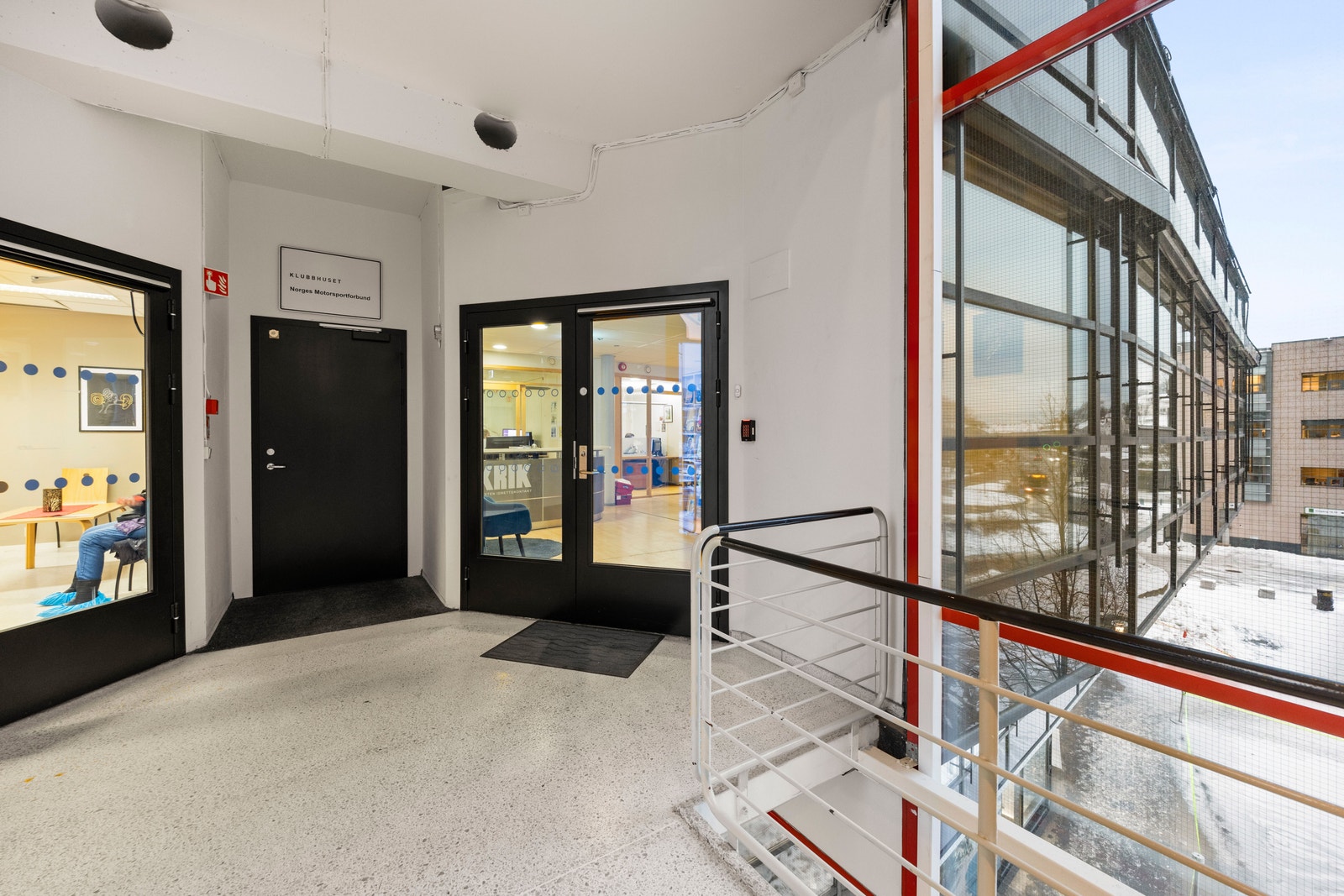 Egen inngangen til kontoret i tredje etasje. Galleribilde