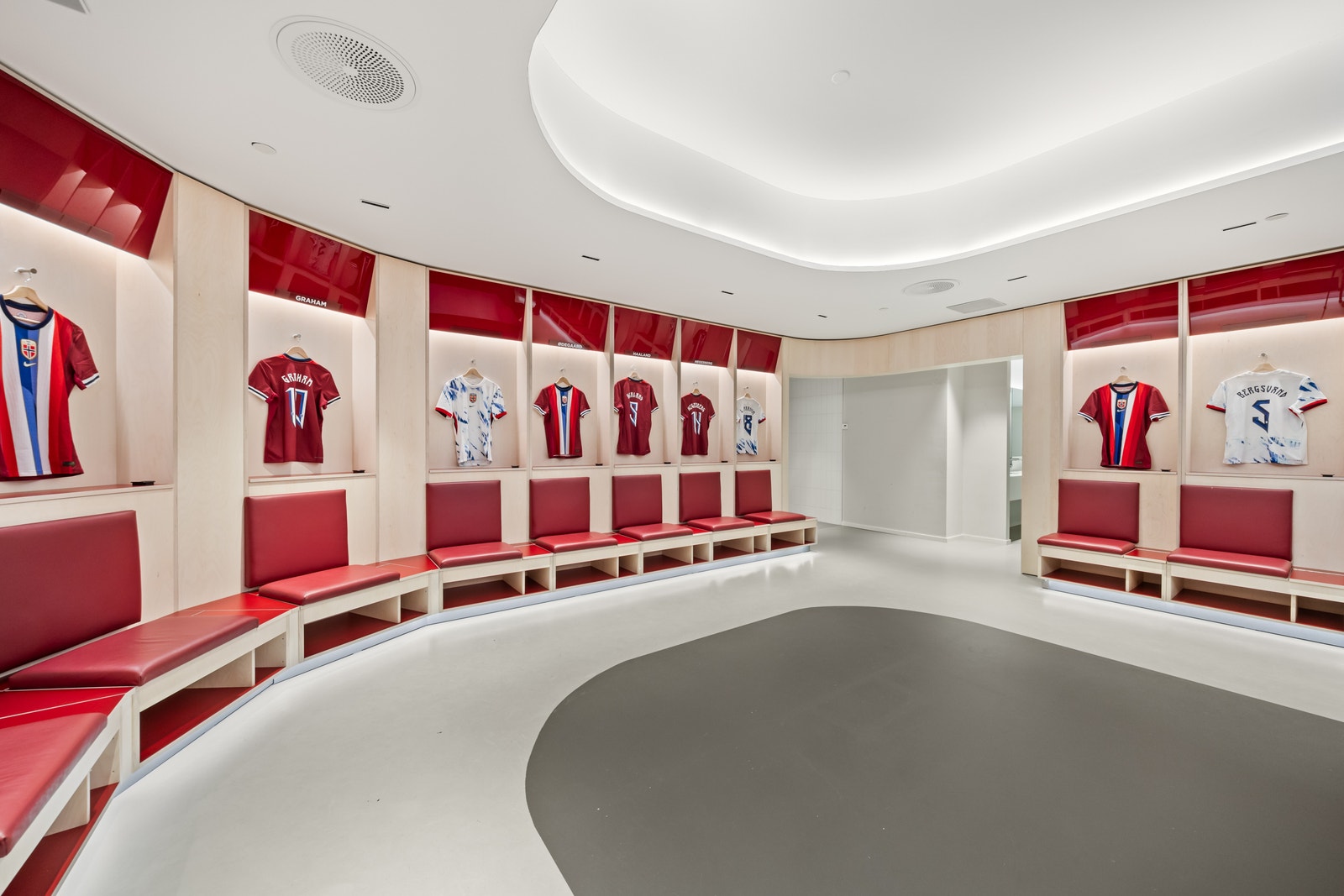 Det er mulig for ny leietaker å bli med i "Klubb Ullevaal" som gir tilgang til "vip" billetter & enkel servering til landskampene. Galleribilde