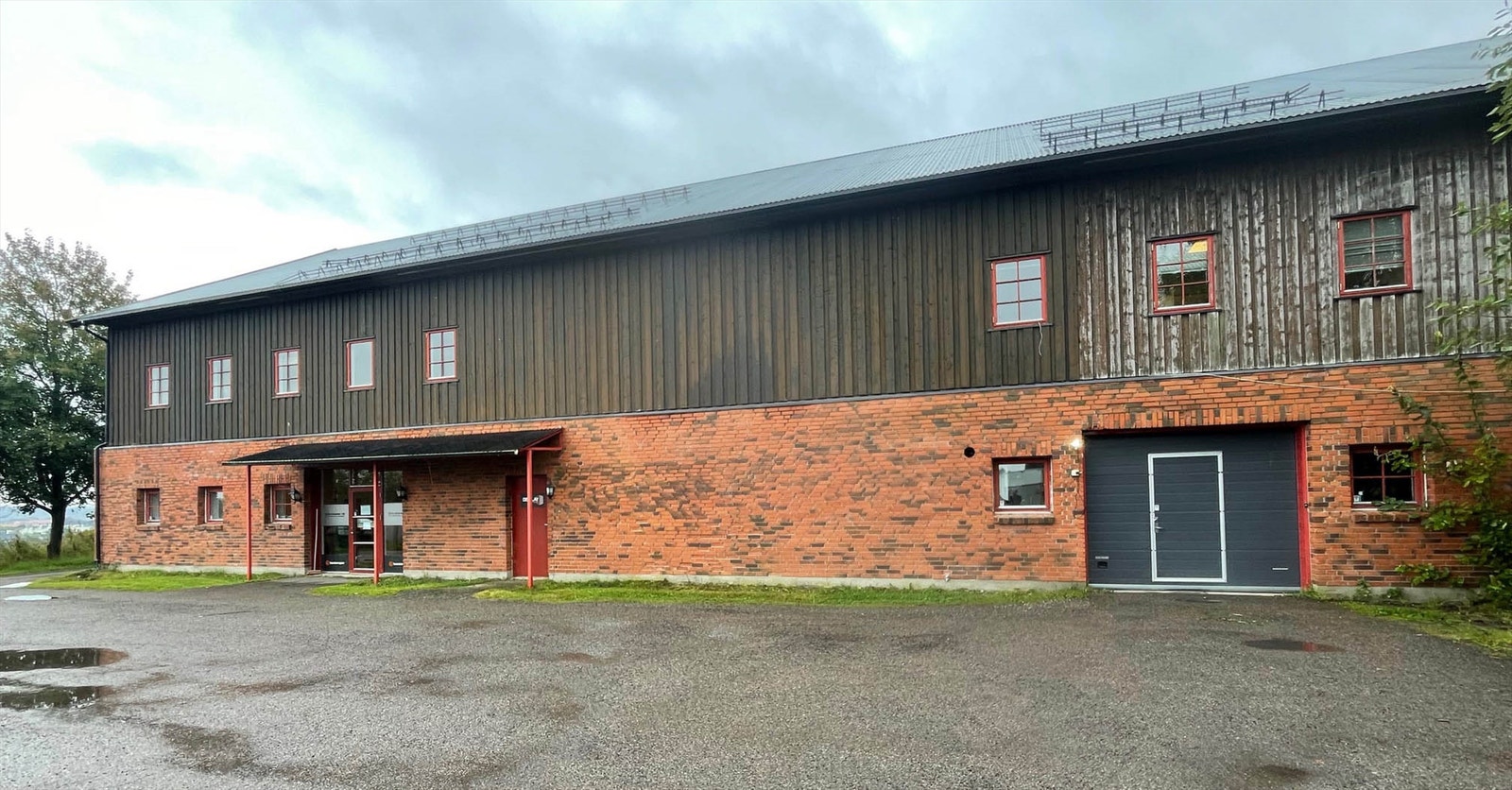 Eiendommen er beliggende i landlige omgivelser med kort vei til E6 og øvrig næringsvirksomhet på Skedsmokorset. Godt med parkering. Galleribilde