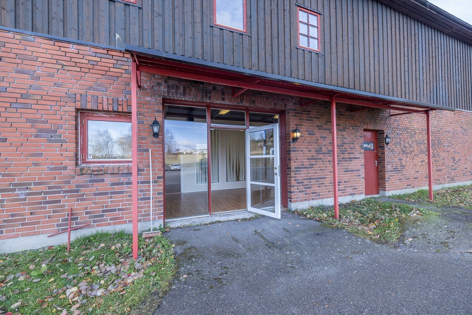 Hovedinngang kontor. Lyse kontorlokaler med generelt god standard. Galleribilde