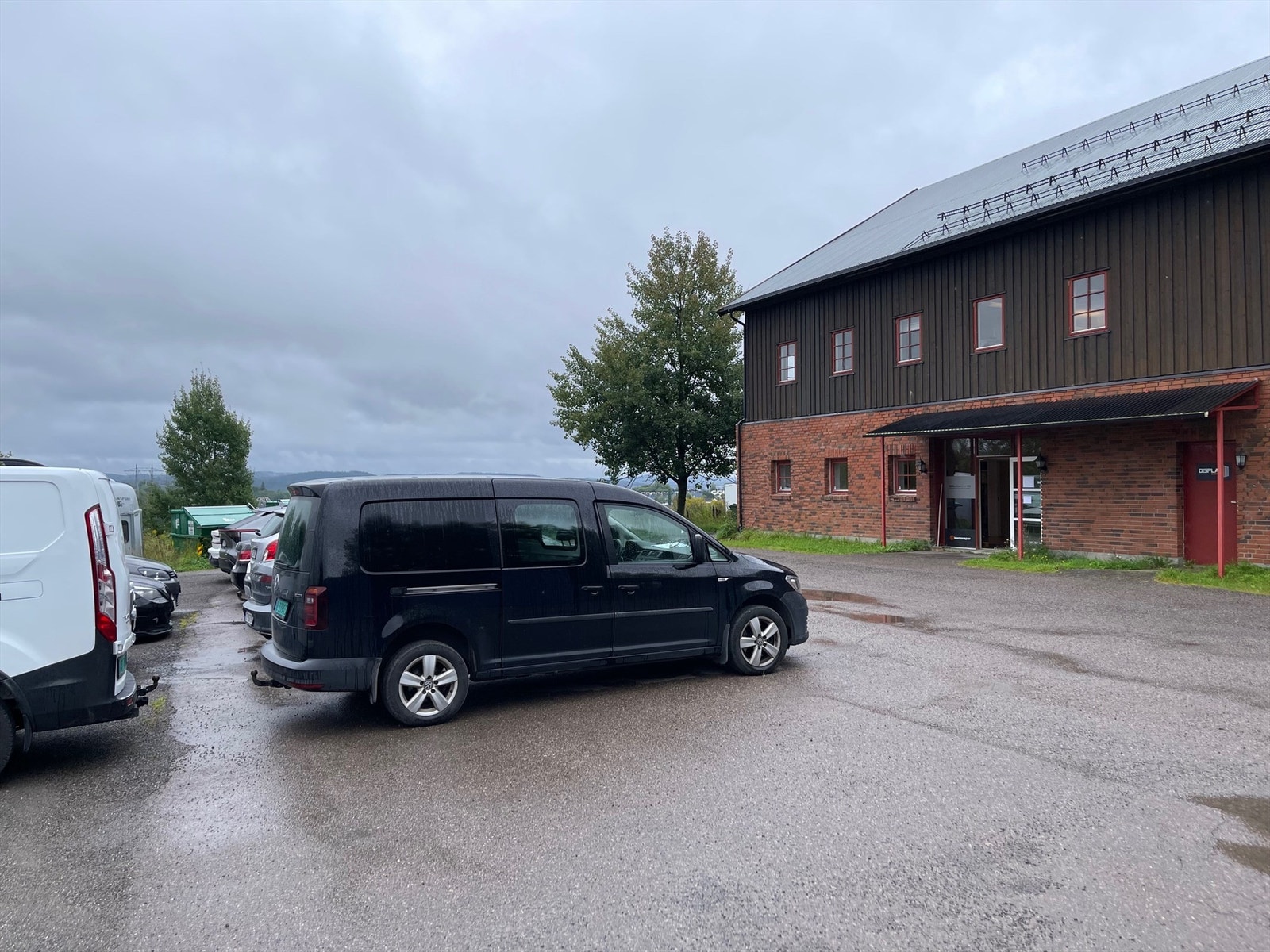 Eiendommen har god parkeringsdekning. Galleribilde