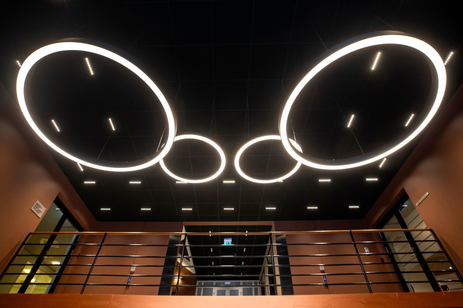 Lys i inngangsparti Galleribilde