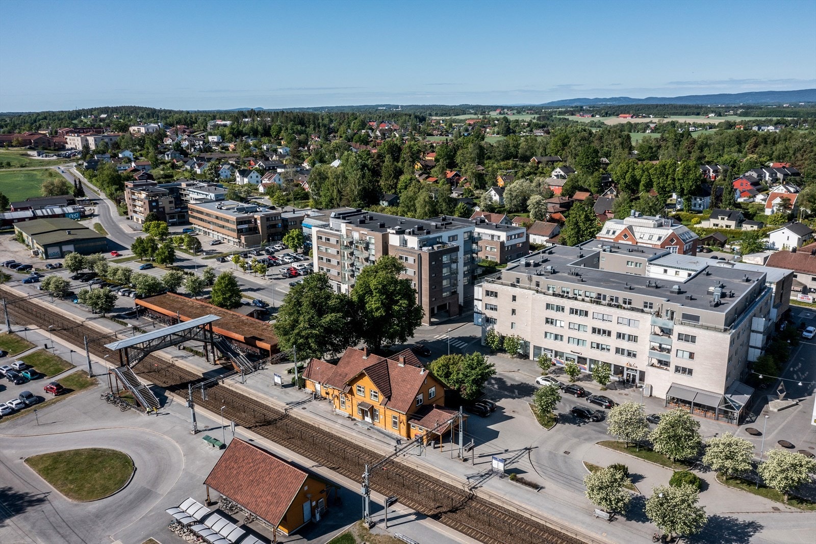 Ås stasjon som nærmeste nabo med jevnlige avganger til Moss og Ski/Oslo. Galleribilde