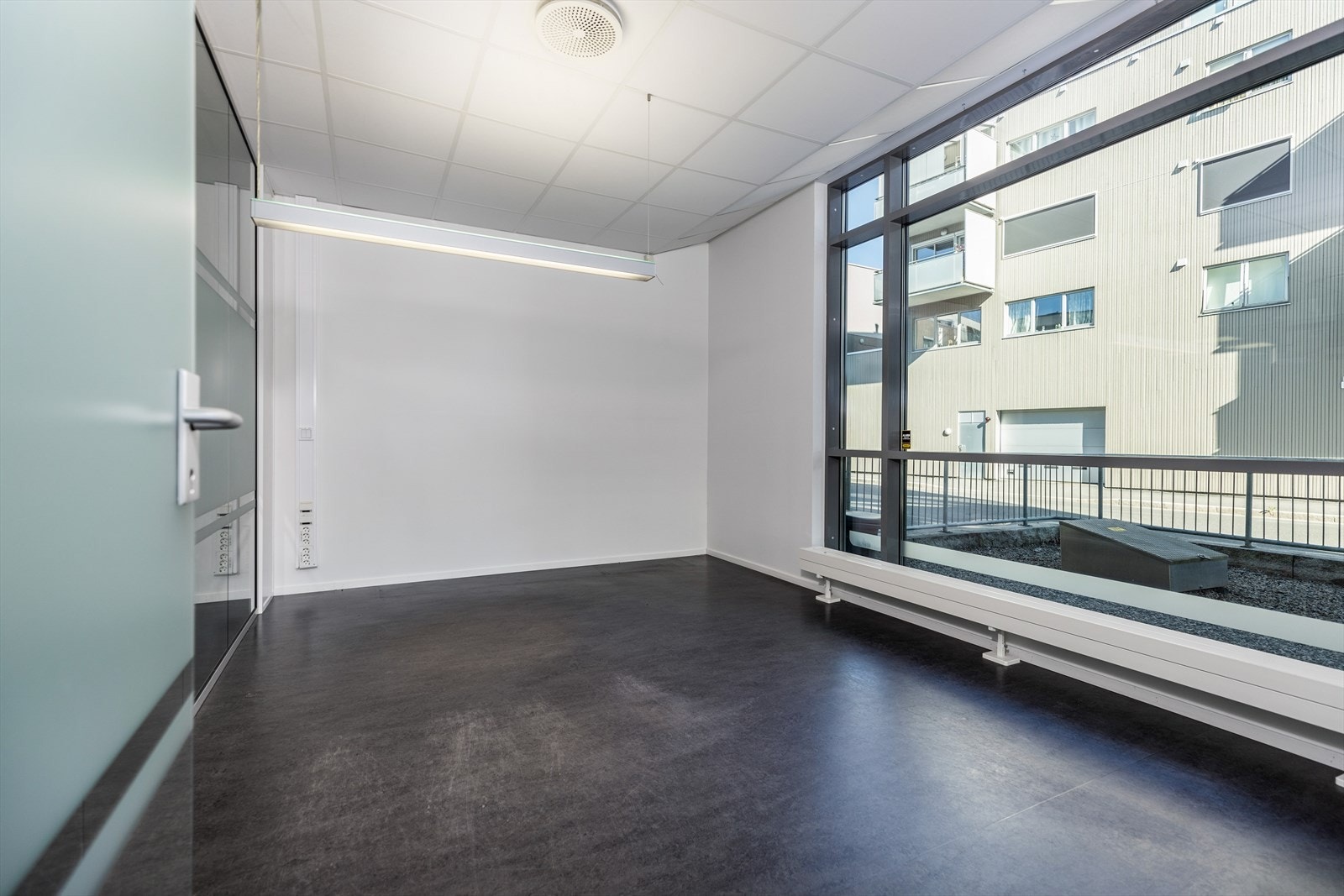 Lokalet holder gjennomgående god standard med påkostet materialvalg og balansert ventilasjon med varmegjenvinning/kjøling. Galleribilde