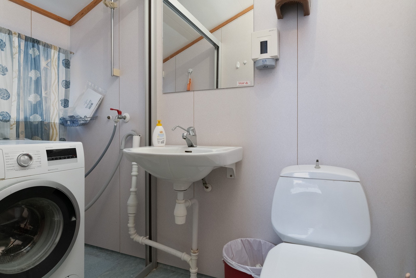 Bad 1 i 2.etg. Brukt til personale, oppsatt til dusj men opplagt til oppvaskemaskin per dags dato. Galleribilde