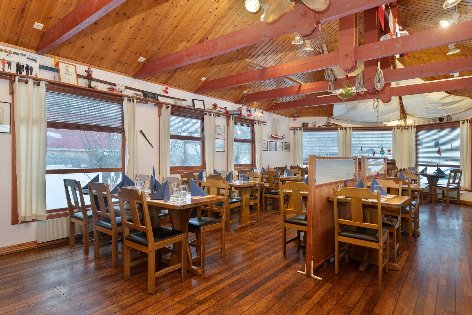 Innvendig av restaurant. God plass til gjester. Galleribilde