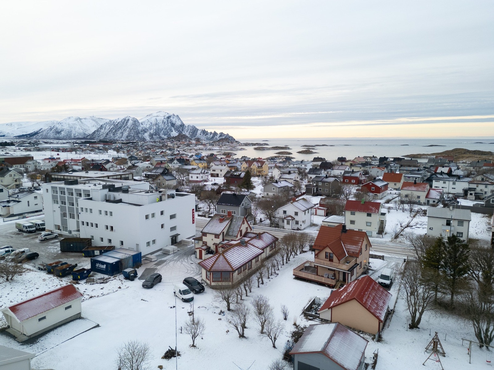 Drone bilde av nærområdet og Skarvtindan og Røyken i bakgrunn Galleribilde