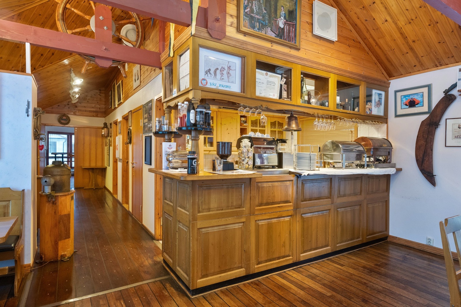 Innvendig av restaurant med flotte uttrykk å god atmosfære. Her er baren. Galleribilde