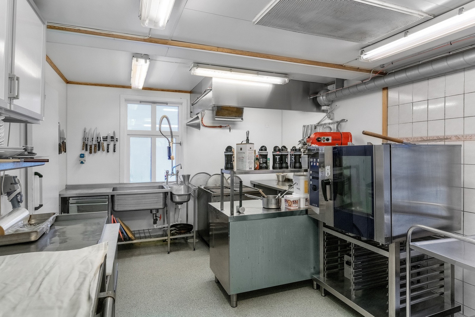 Kjøkken som er godt egnet til mange gode måltider å produksjon. Galleribilde