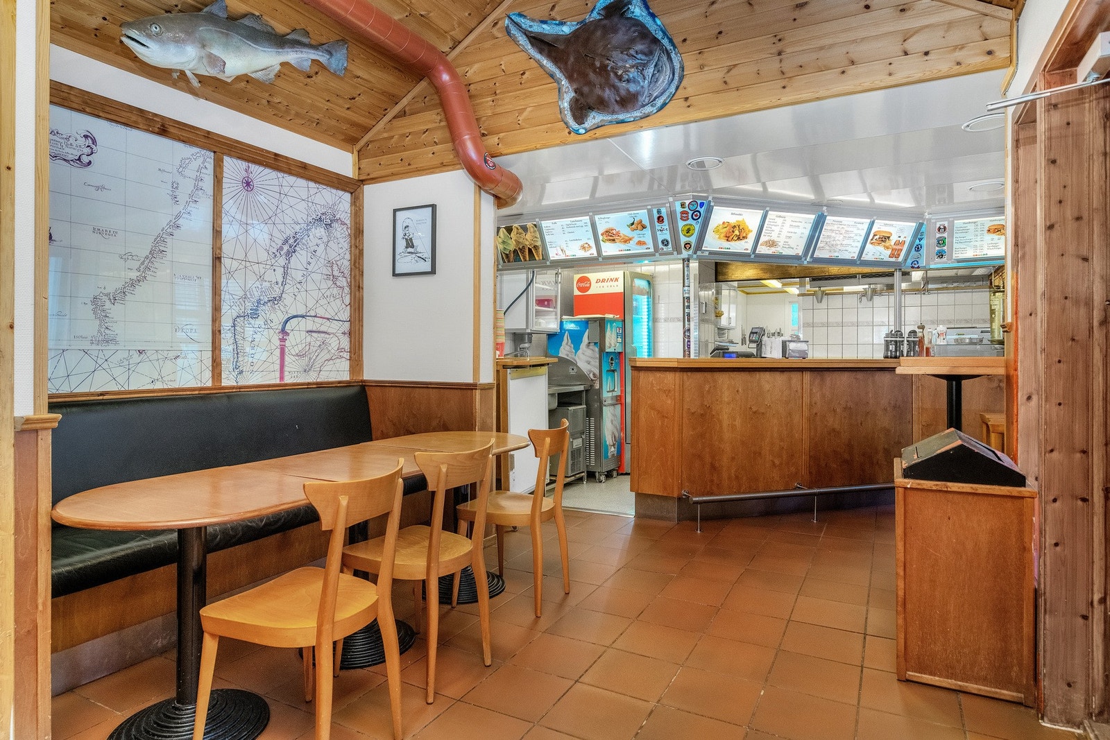 Innvendig bistroen med kul maritim preget innredning. Galleribilde