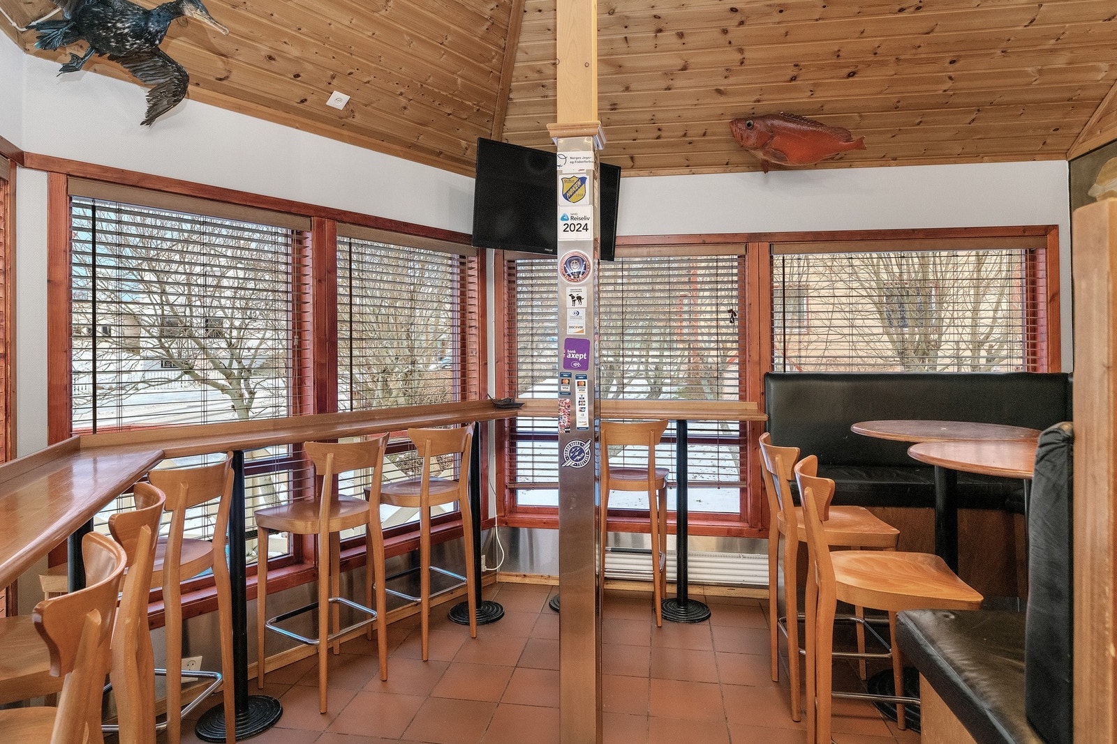 Innvendig bistroen med sitteplasser. Galleribilde