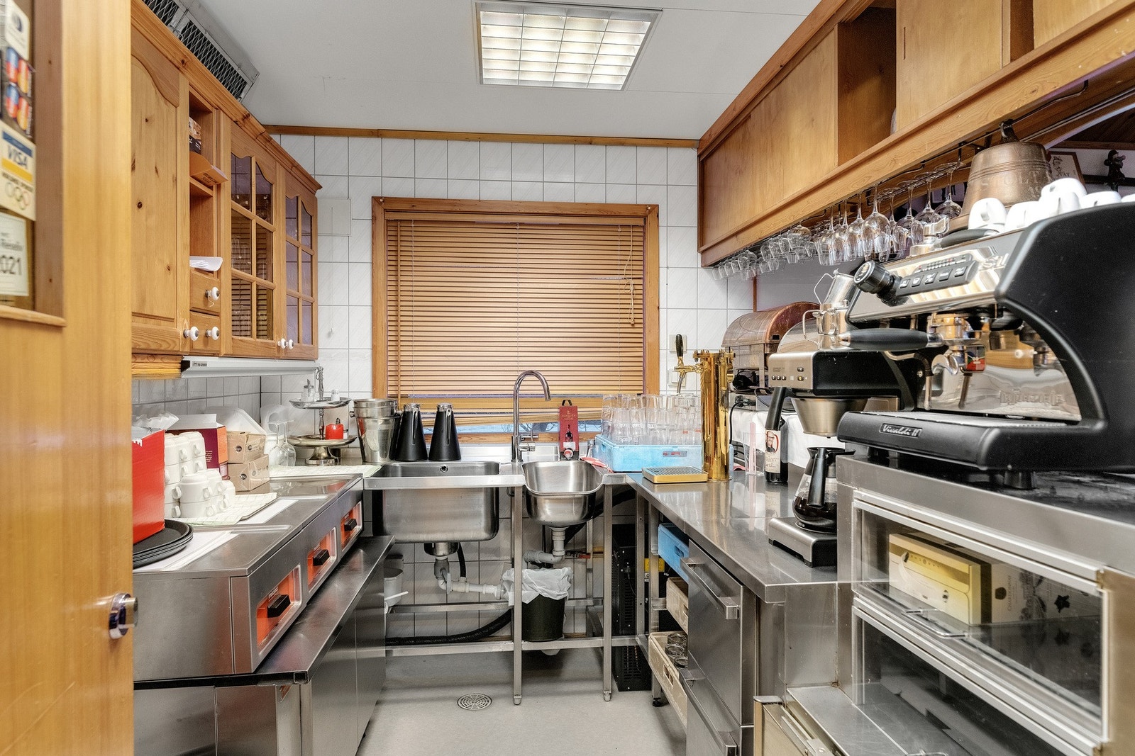 Serveringsområdet og barområdet til restaurant. Galleribilde