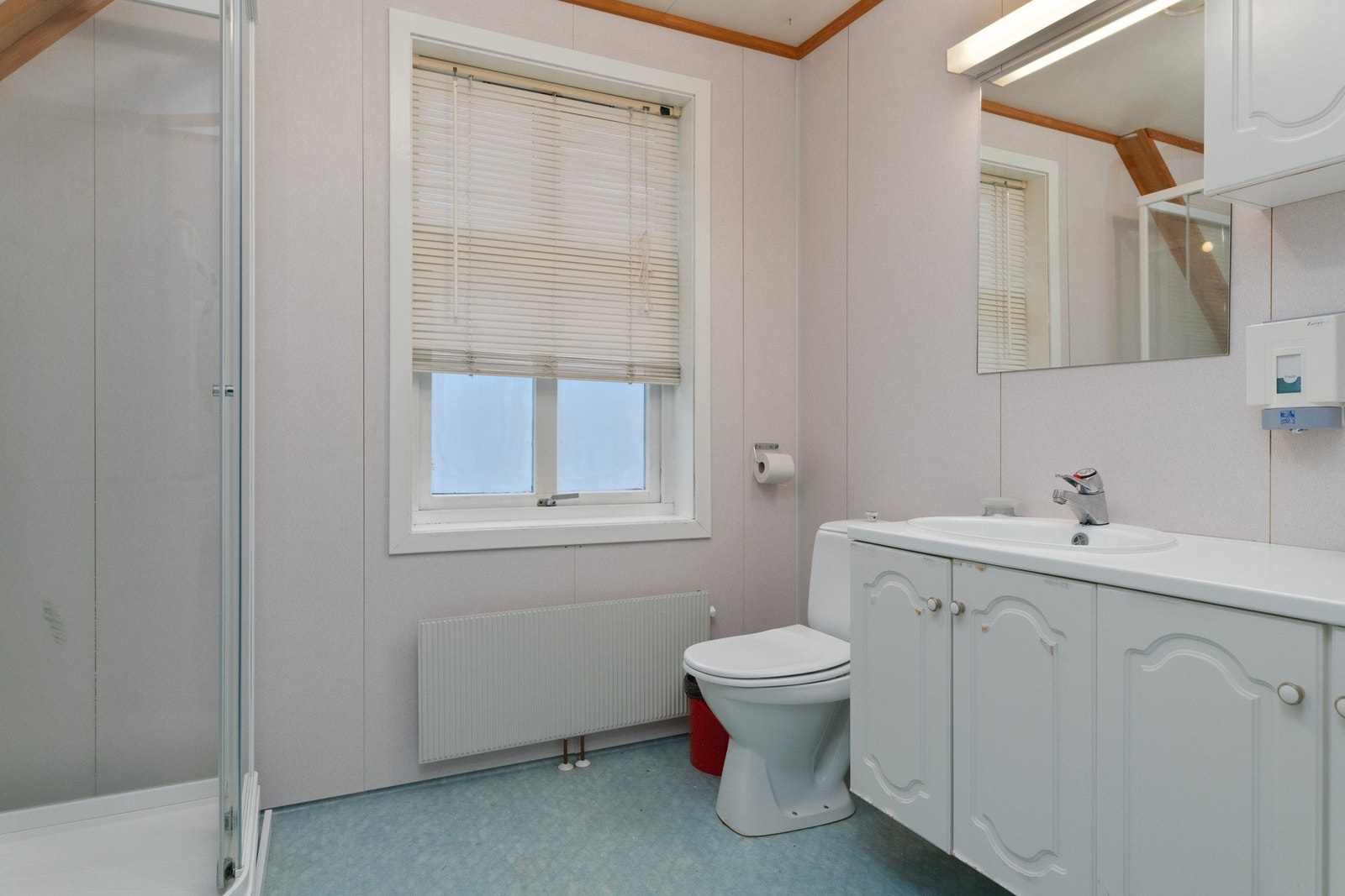 Bad i 2.etg som er disponibelt til leilighet. Galleribilde