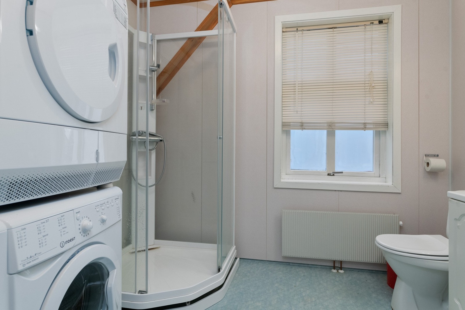 Bad i 2.etg til leilighet med opplagt dusjkabinett, vaskemaskin å tørketrommel. Galleribilde