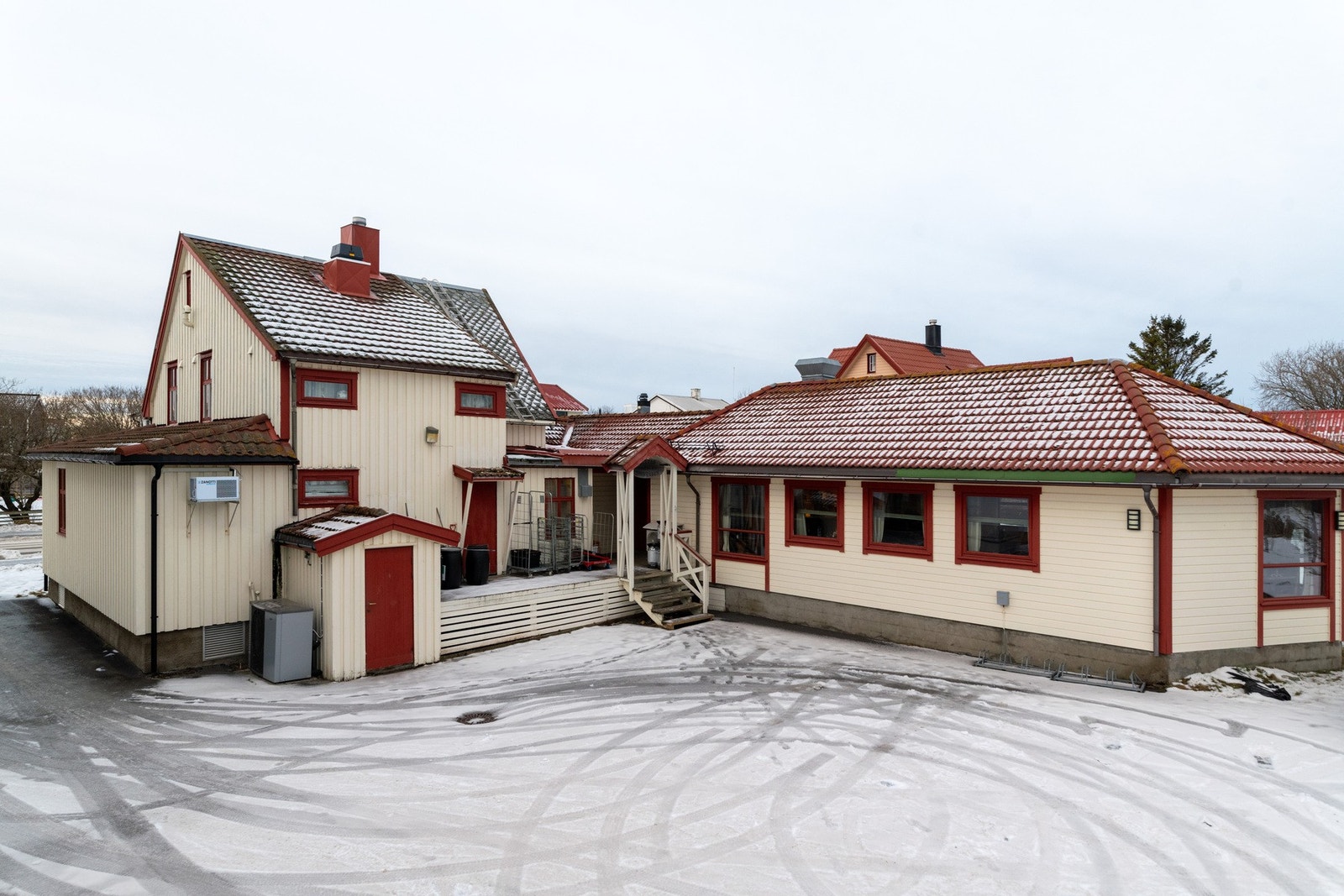 Velkommen. Fasade og parkeringsmuligheter på baksiden til gjester. Galleribilde