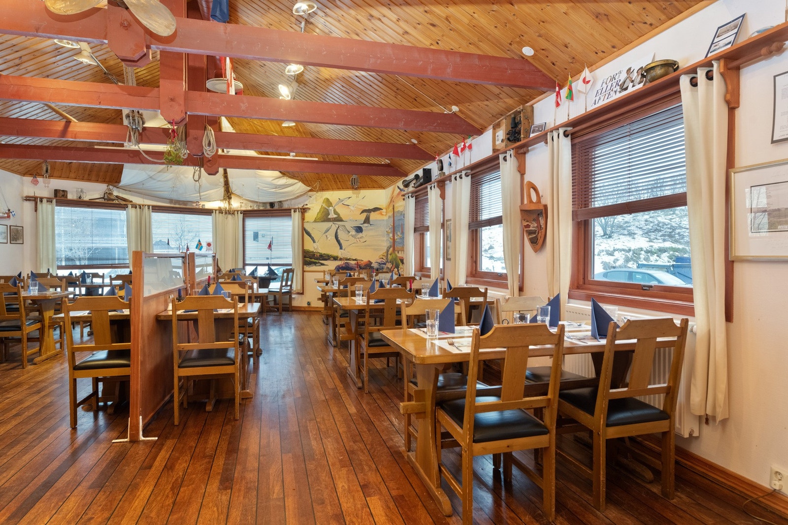 Innvendig av restaurant. Flotte detaljer og mye historie i bygget som har mettet utallige gjester som har besøkt. Galleribilde