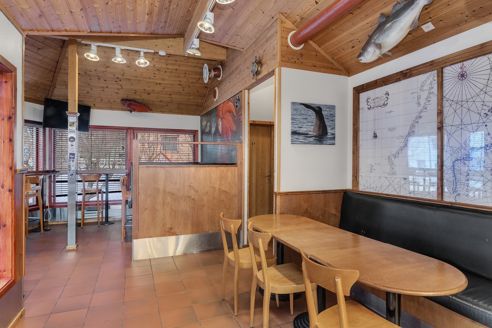 Innvendig bistroen med sitteplasser. Galleribilde