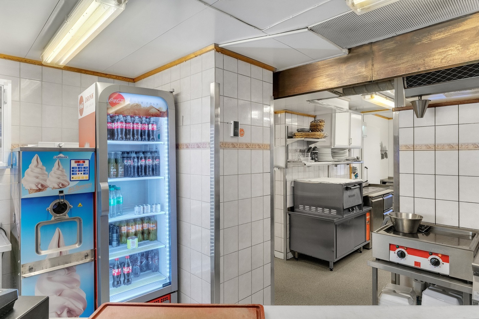 Bak disken bistoren, godt og etablert kjøkken. Galleribilde