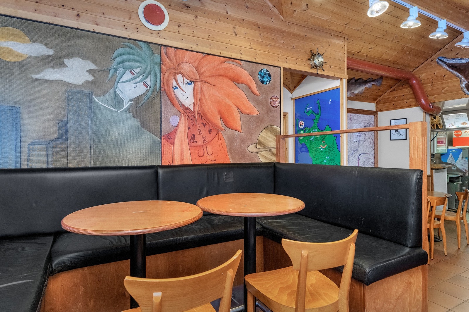 Innvendig bistroen med sitteplass i en sofakrok. Galleribilde