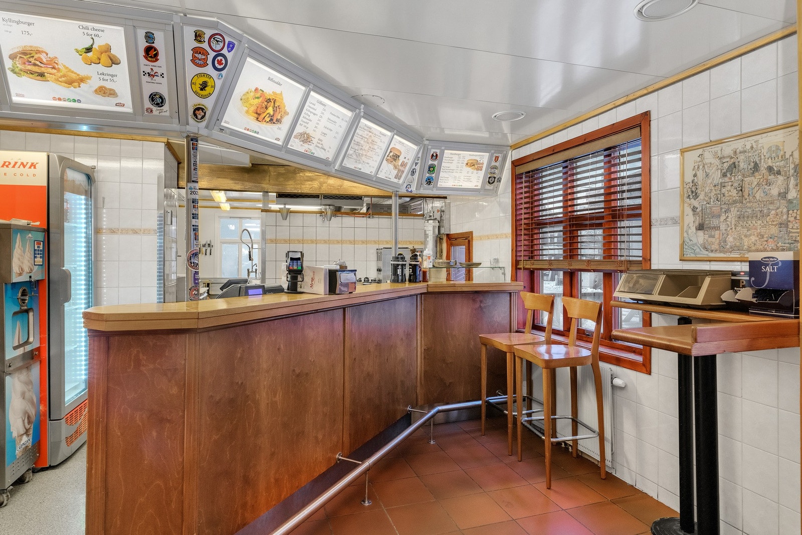 Innvendig bistro foran bestillingsdisken. Galleribilde