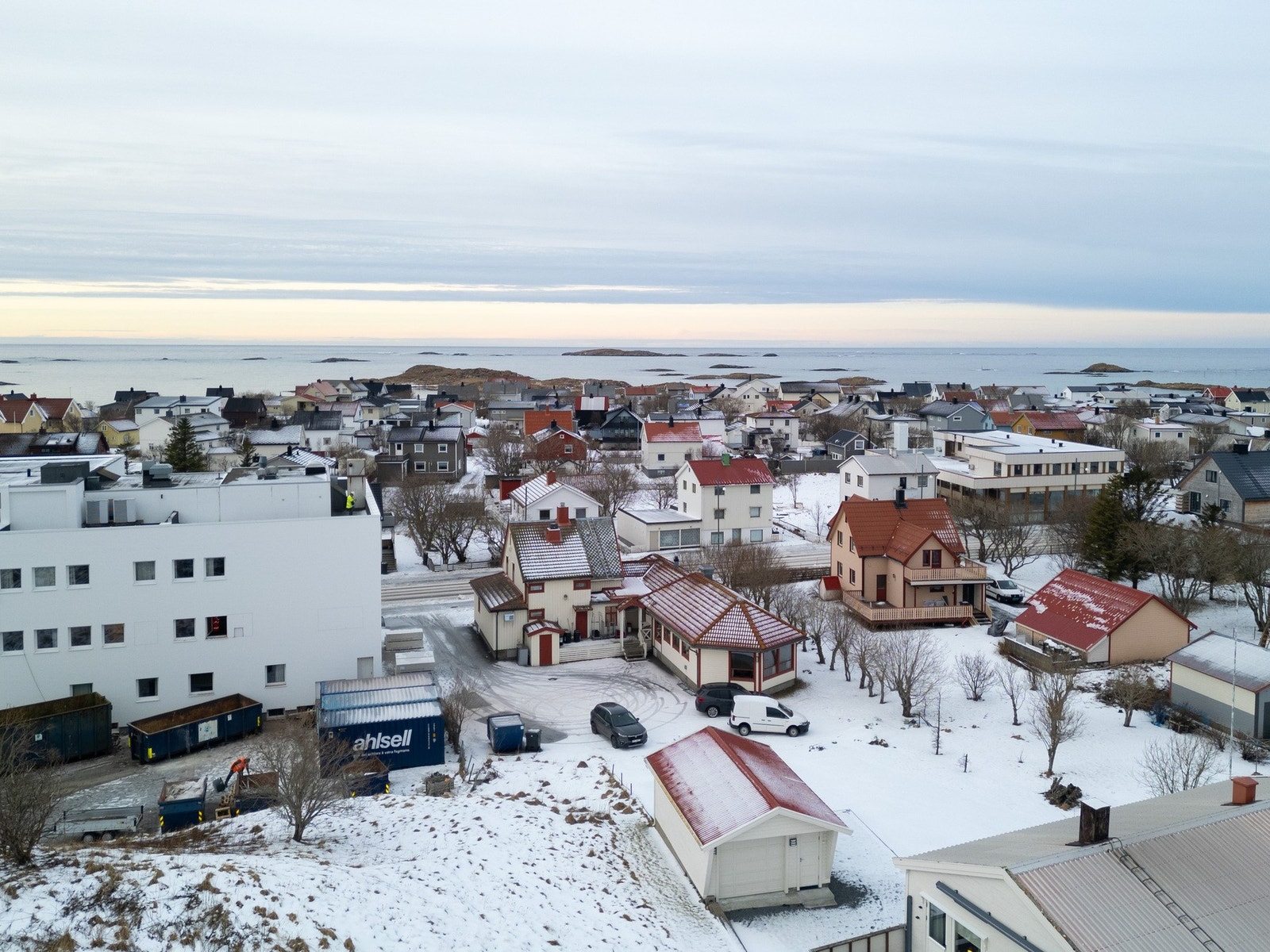 Drone bilde av område ut Prestholmen i bakgrunn. Thon Hotell er nærmeste nabo, og området rundt er spredt boligbebyggelse. God parkeringsplass for gjester. Galleribilde