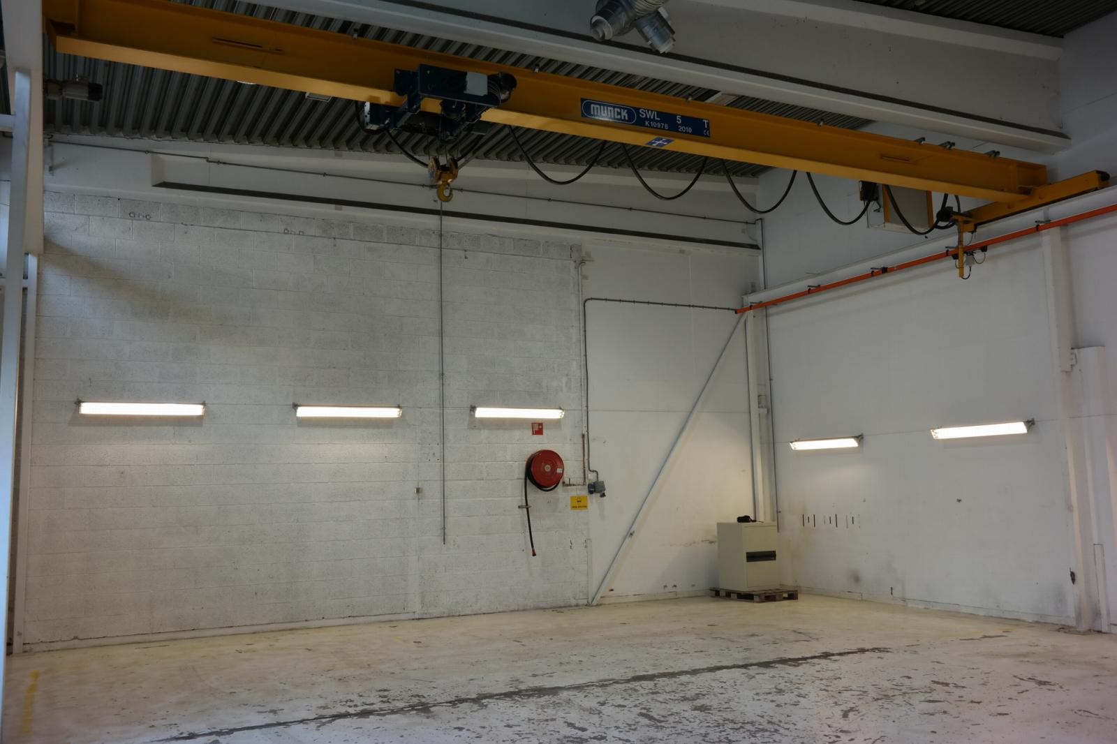 Verkstedhall med traverskran. Galleribilde