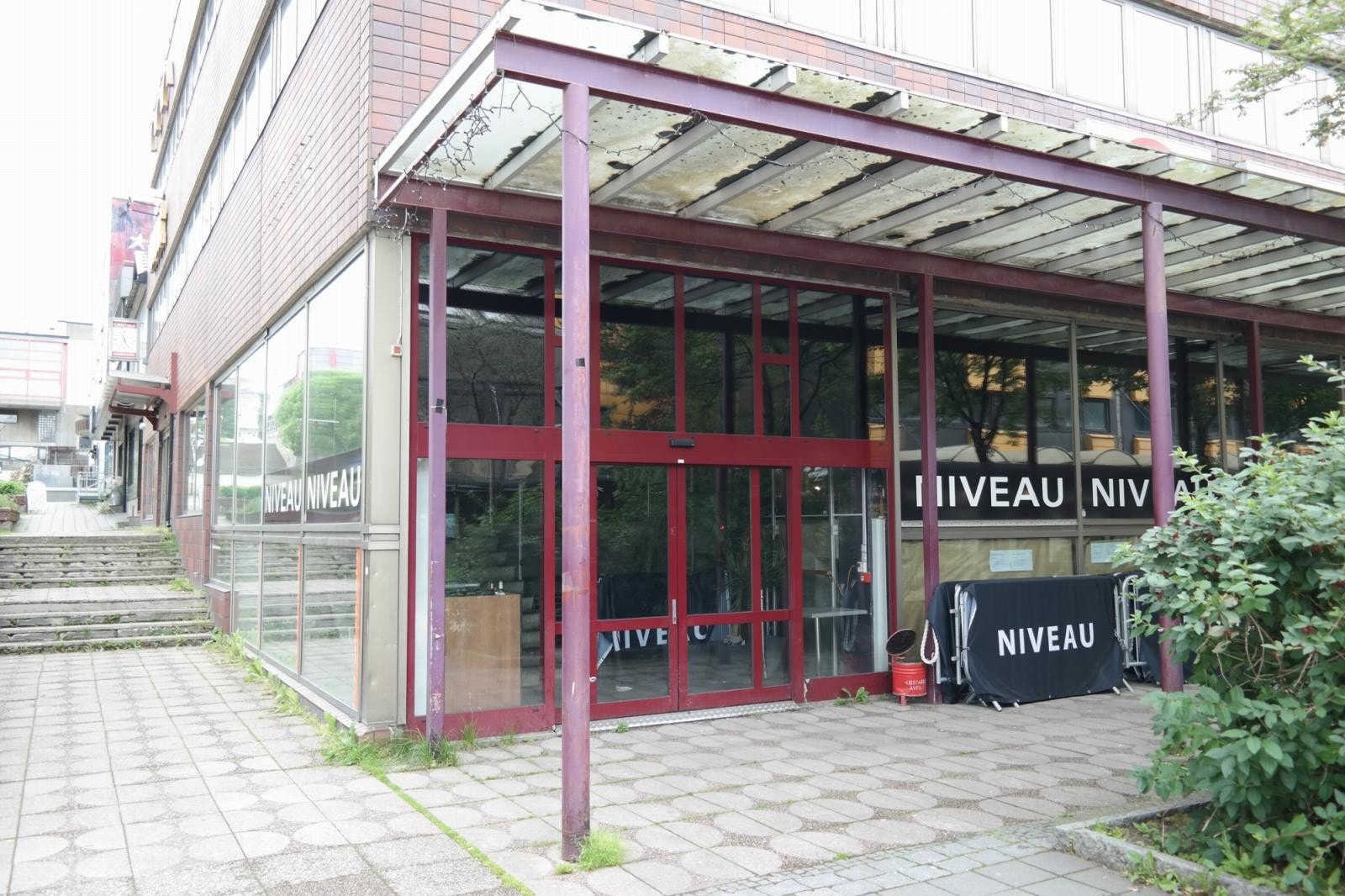 Inngang utested og butikklokaler i u. etg. Galleribilde