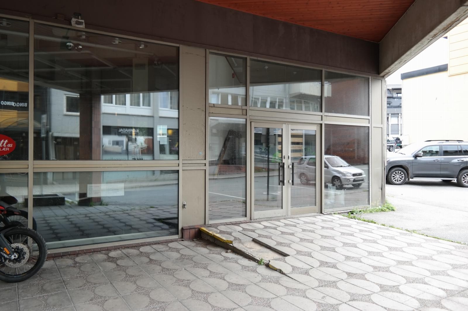 Inngang butikklokale. Tidl. klesbutikk, Galleribilde