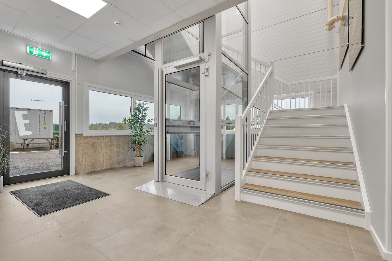 Inngang med heis til 2. etg Galleribilde
