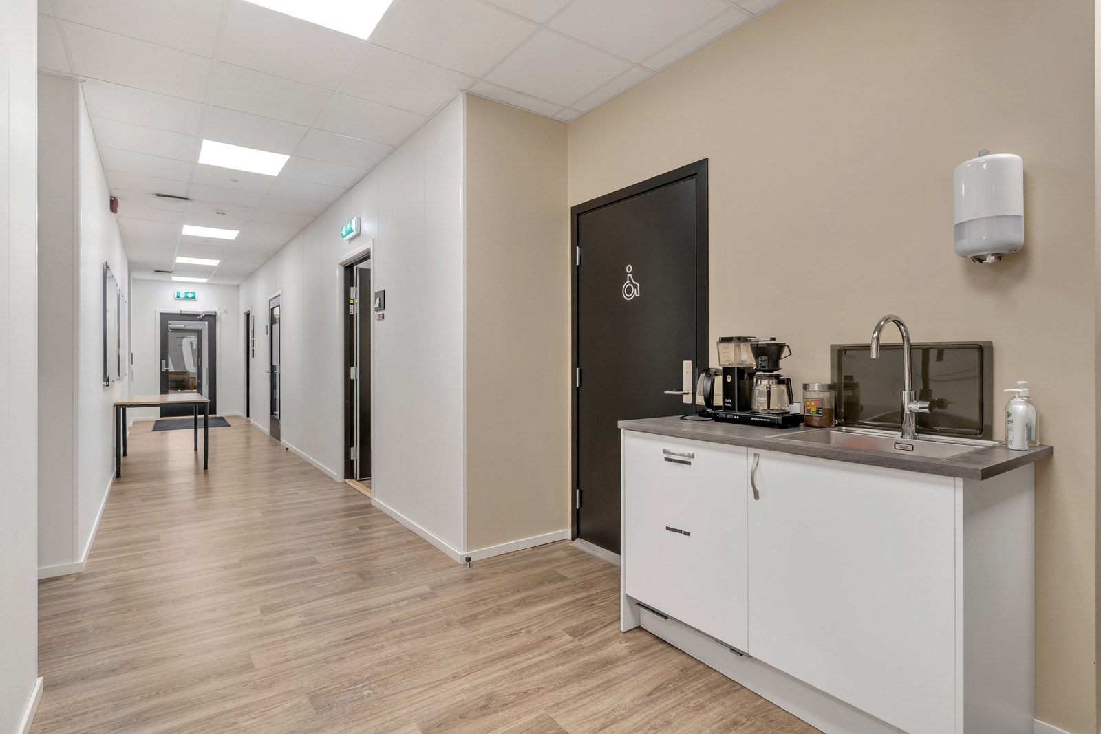 Gang med kaffestasjon 1. etg Galleribilde