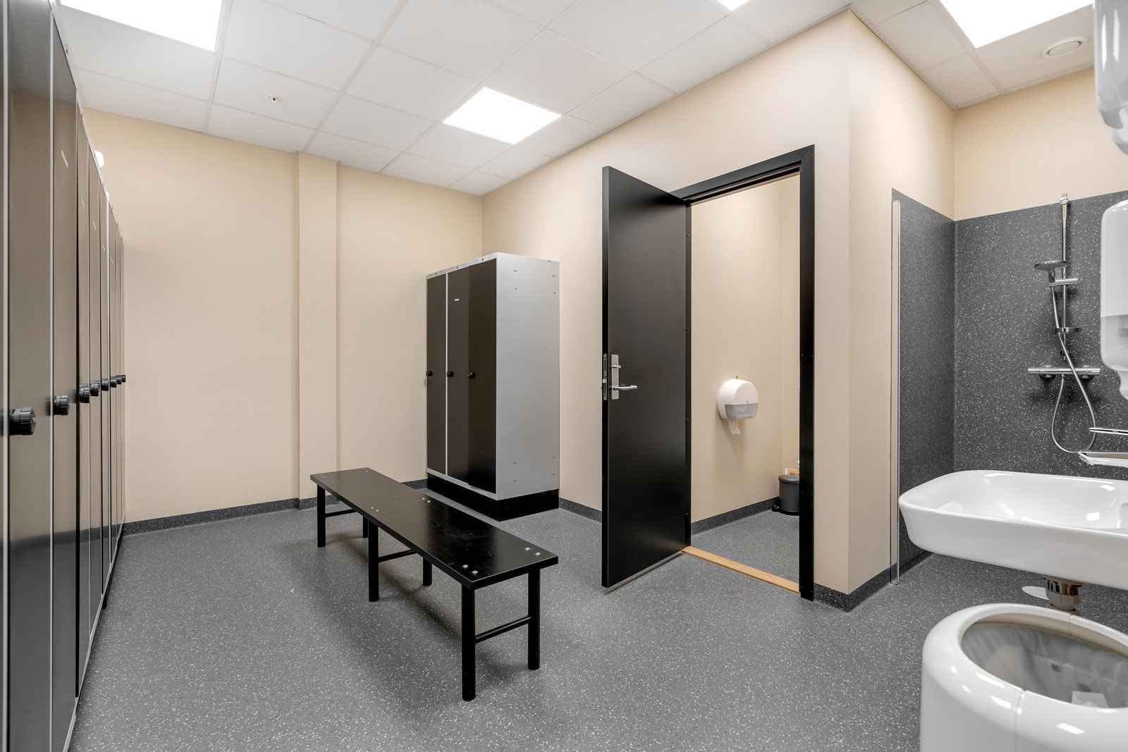 Bygget har dame- og herregarderobe i 1. etg Galleribilde