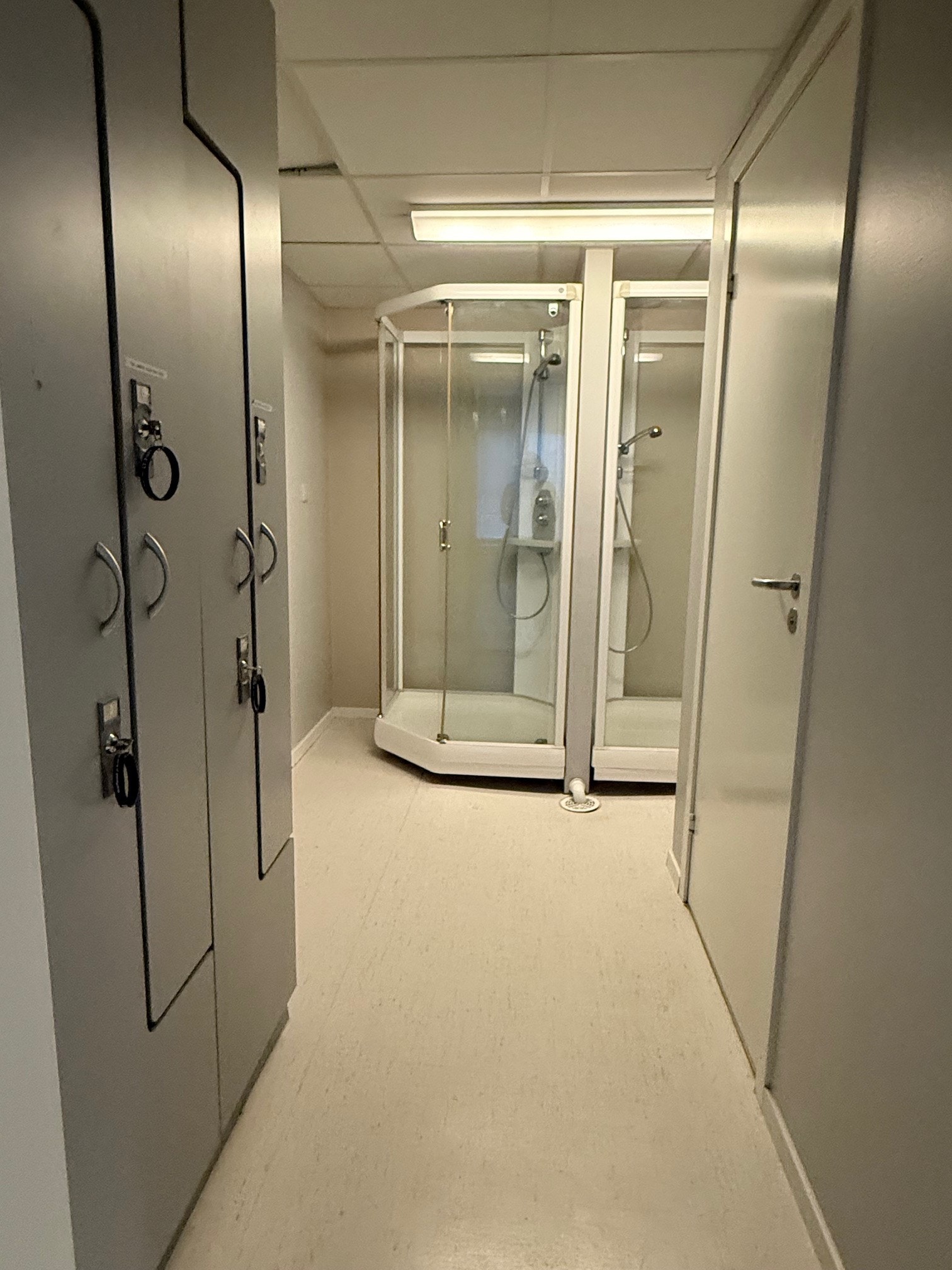 Egen garderobe med toalett og dusj Galleribilde