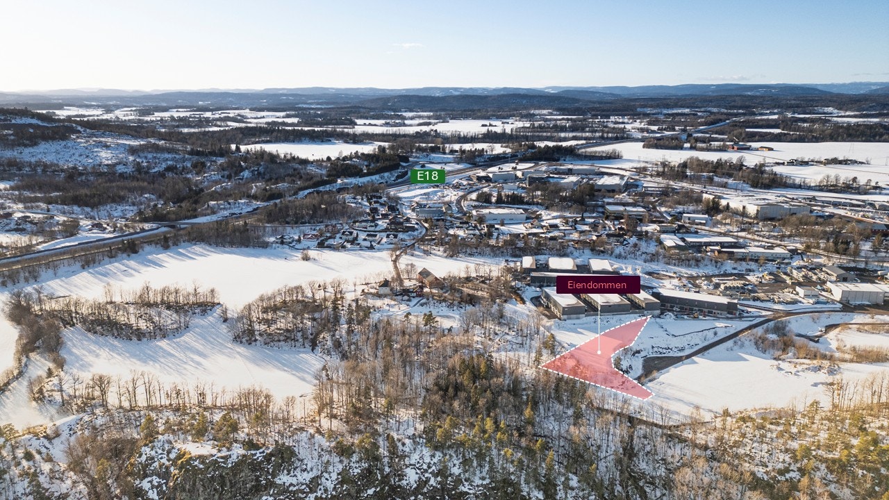 Eiendommen ligger sentralt i Holmestrand med nærhet til E18 Galleribilde