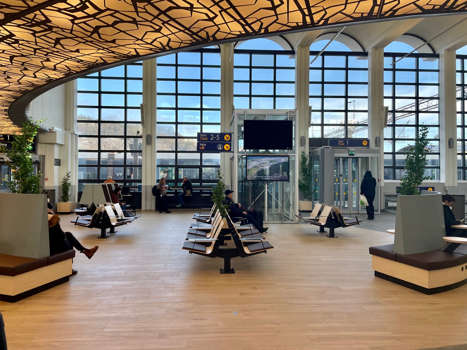 Ventehallen på Drammen stasjon Galleribilde