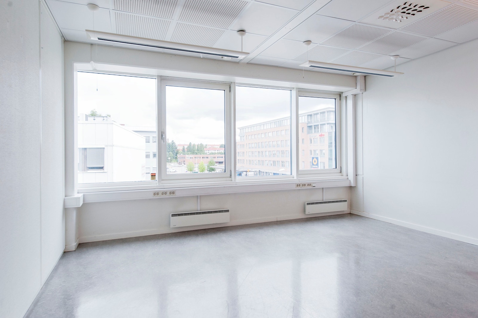 Det vil bli lagt teppefliser, malt og skiftet til led belysning før innflytning. Galleribilde