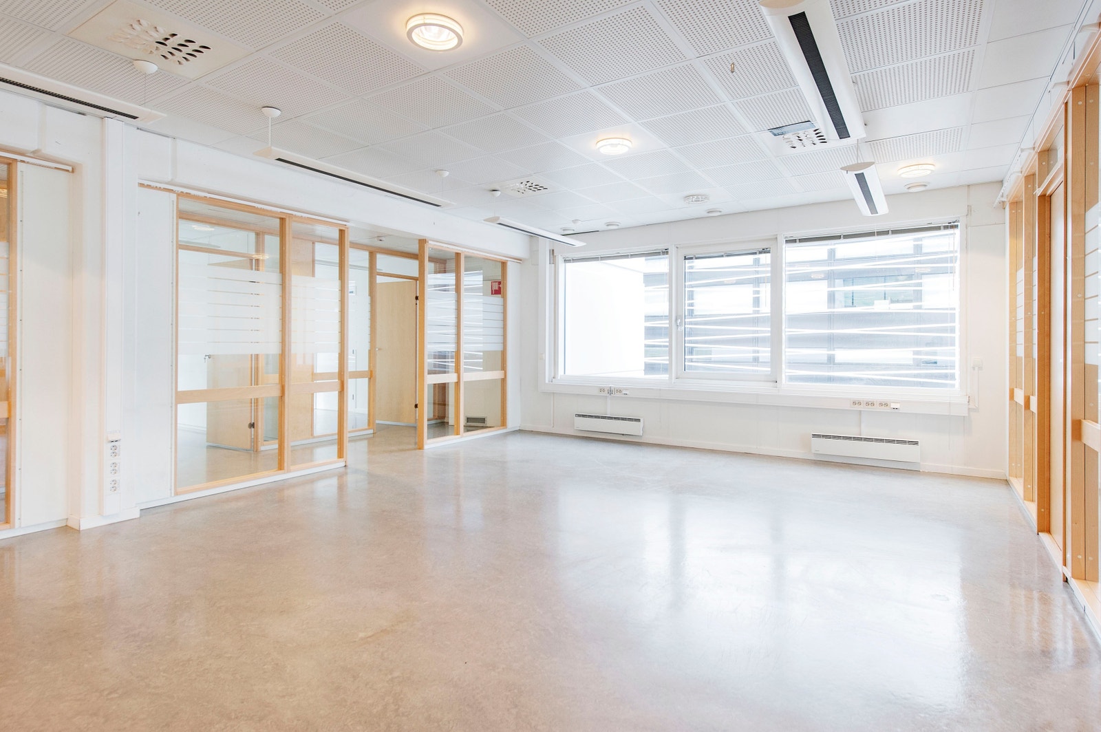 Det vil bli lagt teppefliser, malt og skiftet til led belysning før innflytning. Galleribilde