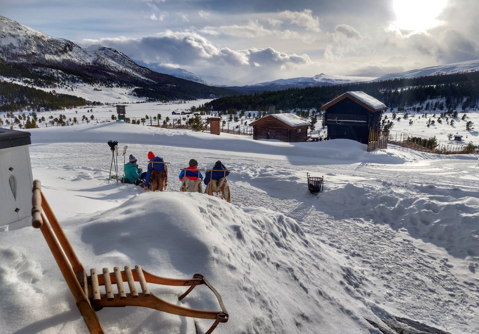 Fra eiendommen når en fjelltopper på 1400 - 2300 meters høyde Galleribilde