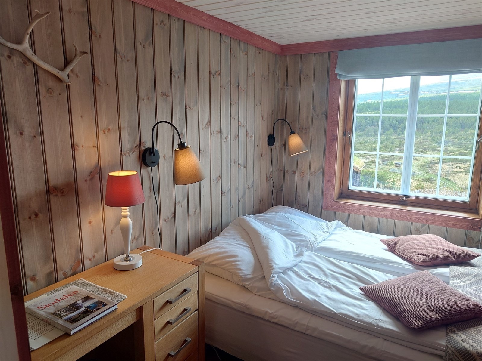 Dobbeltrom med utsikt mot fjellheimen Galleribilde