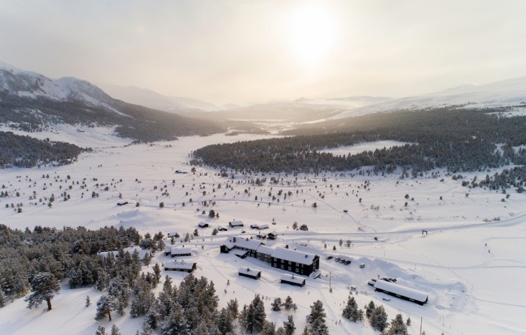 Hotellet er beliggende 900 moh., midt i sti- og skiløypenettet i Jotunheimen Galleribilde