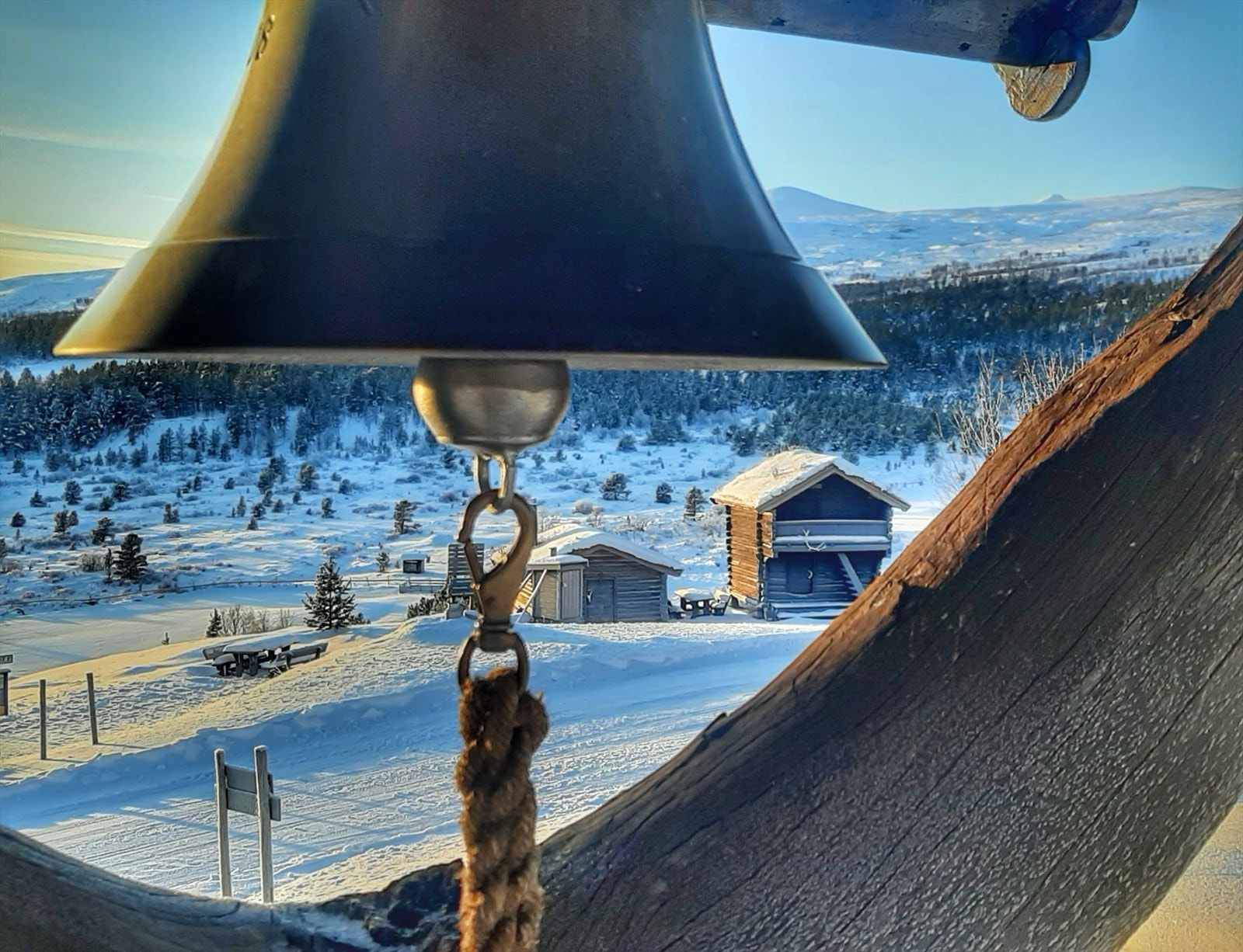 I fra hotellet er det utsikt over elven Sjoa, til
Besseggen og toppene i Jotunheimen Galleribilde