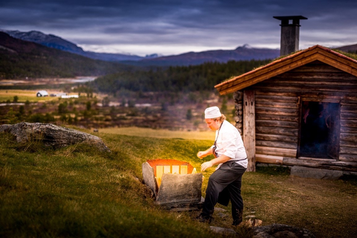 Matlaging foran eldhuset Galleribilde