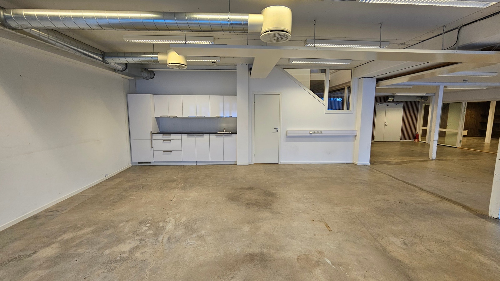 Kontorfelleskap med kjøkkenkrok Galleribilde