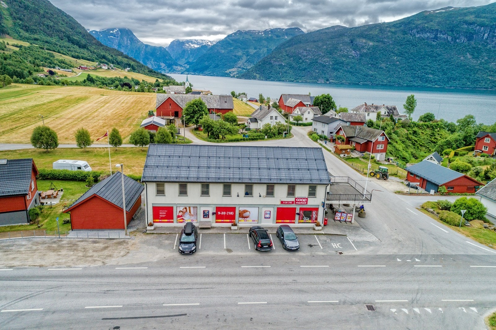 Bygget ligg godt til langshovudvegen og har god tilkomst til lokala. Galleribilde
