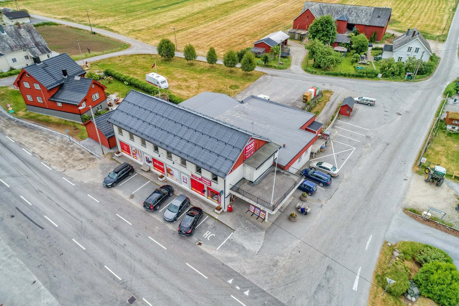 Asfalterte areal rundt bygningen Galleribilde