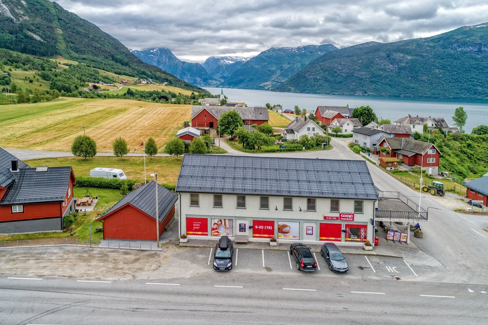God parkering ved bygget Galleribilde